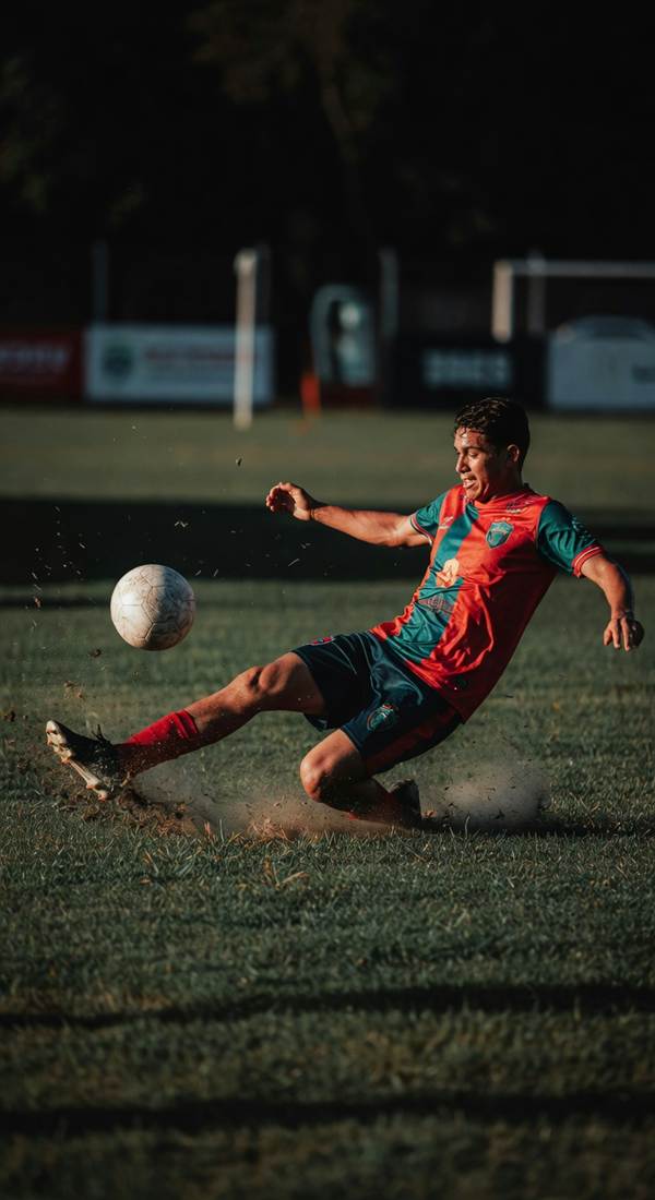 Header Leap — 4K football phone wallpaper